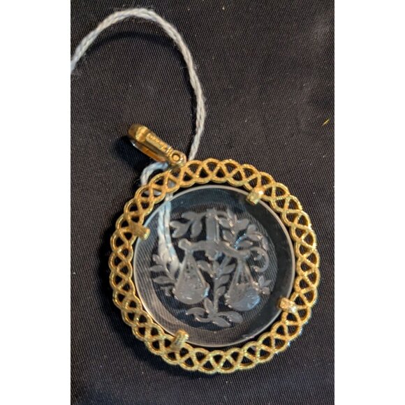 Trifari Vintage Pendant Glass Intaglio Grapes Design Gold-Tone Frame Elegant Col - Picture 5 of 6